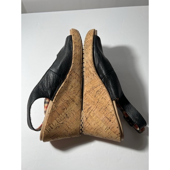 Black and Tan Slingback Sandals with Open Toe Design - Picture 6 of 7